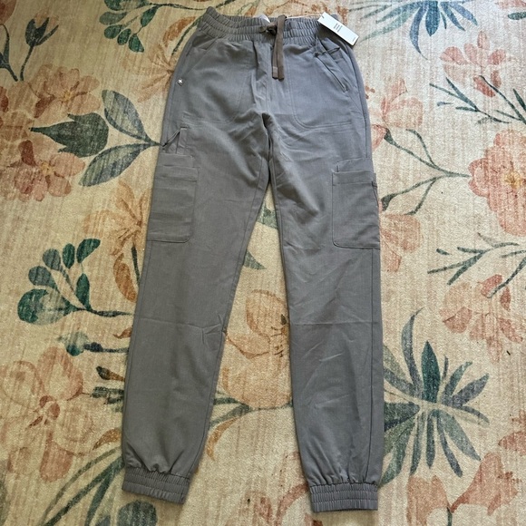 FIGS Charlotte 21 Pocket Slim Scrub Pant In Gray - Picture 3 of 6